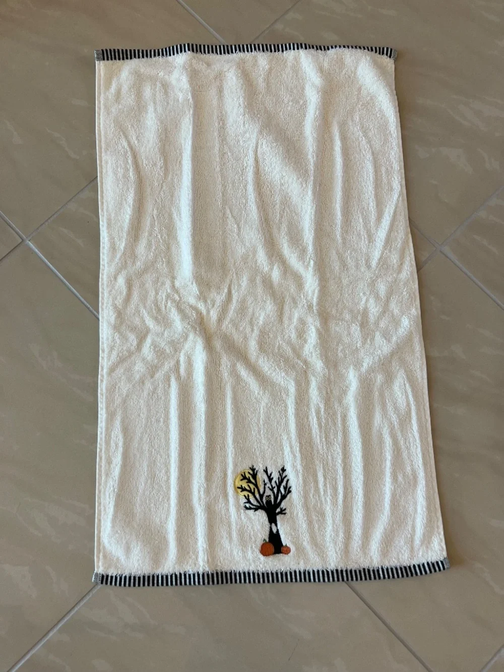 #2917 Embroidered Halloween Twiggy Tree with pumpkins Fingertip Towel set